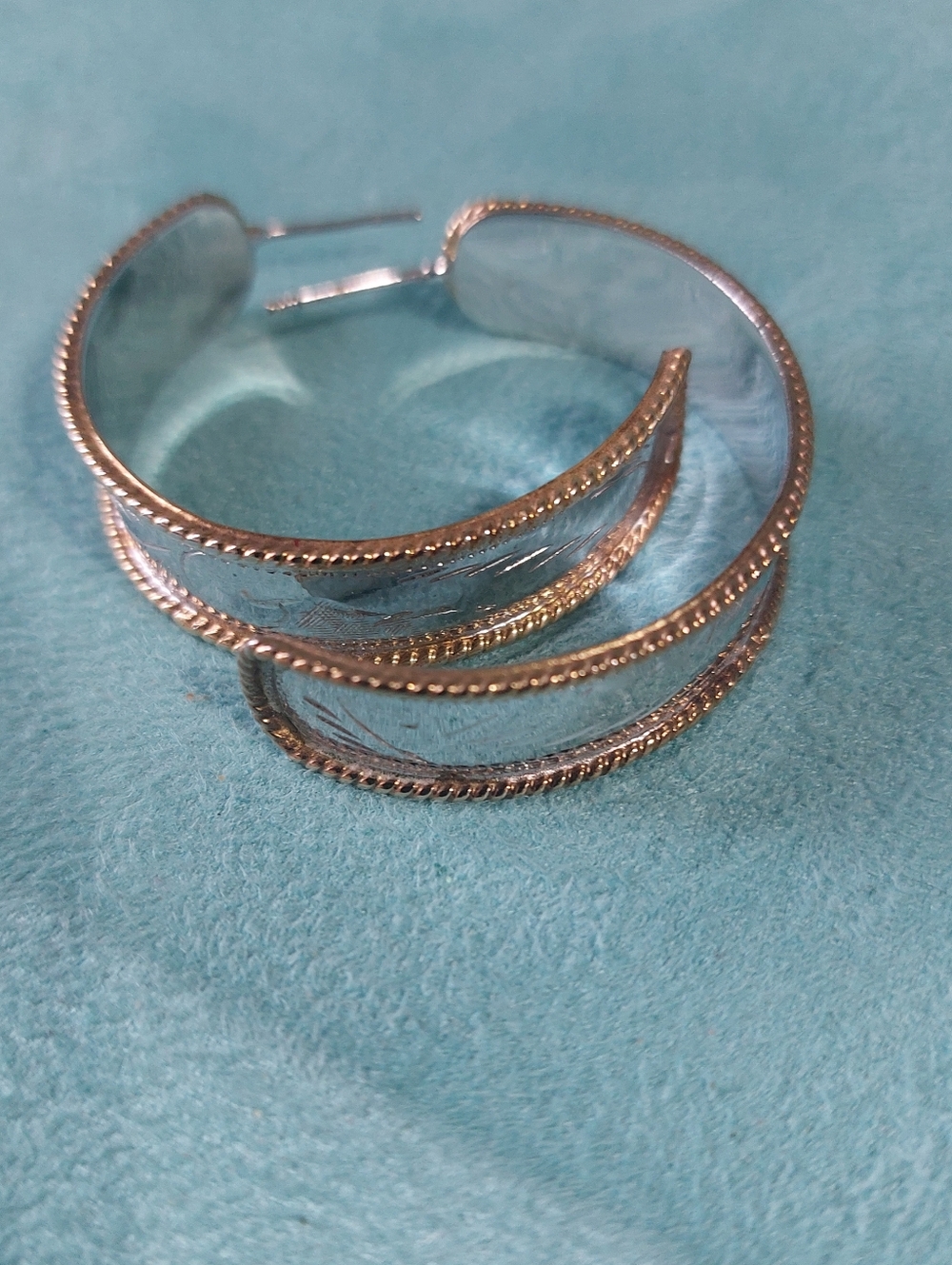 Vintage Two-Tone Thai 925 Sterling Leaf/Fern Engraved 1.5" Hoop Pierced Earrings - Picture 5 of 10